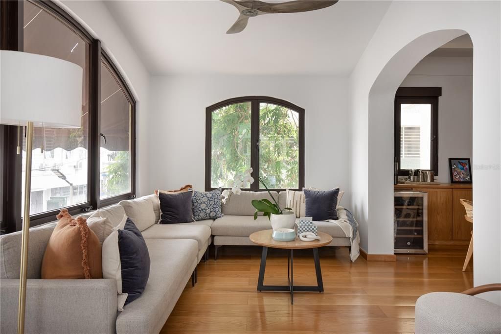 Под контрактом: $1,290,000 (3 спален, 2 ванн, 1770 Квадратных фут)