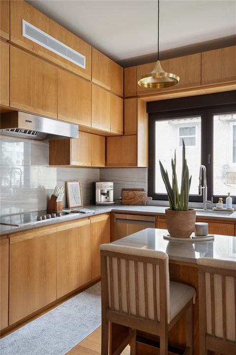 Под контрактом: $1,290,000 (3 спален, 2 ванн, 1770 Квадратных фут)