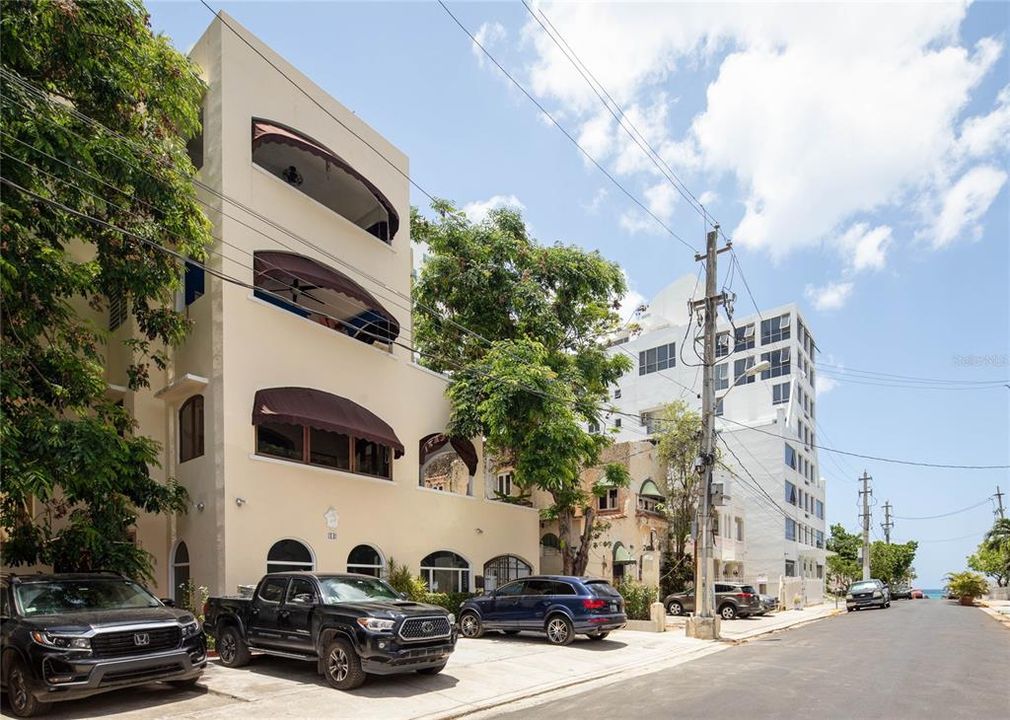 Под контрактом: $1,290,000 (3 спален, 2 ванн, 1770 Квадратных фут)