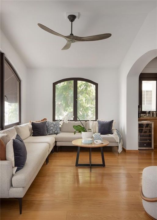 Под контрактом: $1,290,000 (3 спален, 2 ванн, 1770 Квадратных фут)