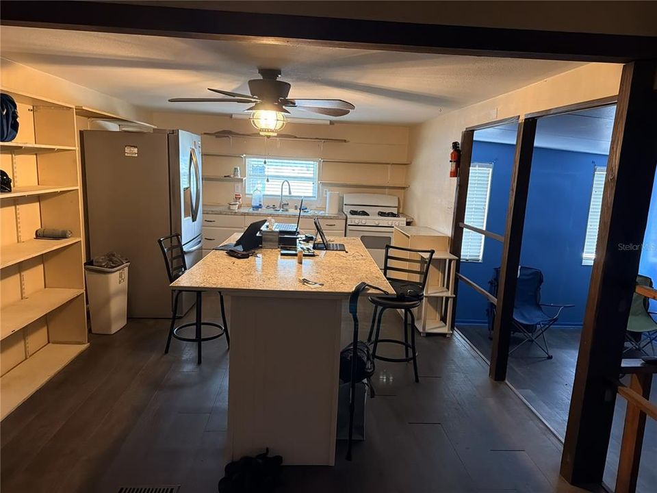 На продажу: $165,000 (2 спален, 1 ванн, 684 Квадратных фут)