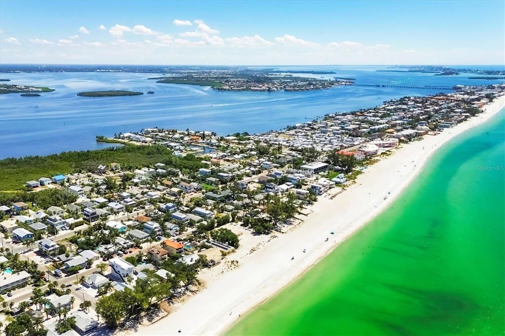 For Sale: $1,174,900 (2 beds, 2 baths, 1048 Square Feet)