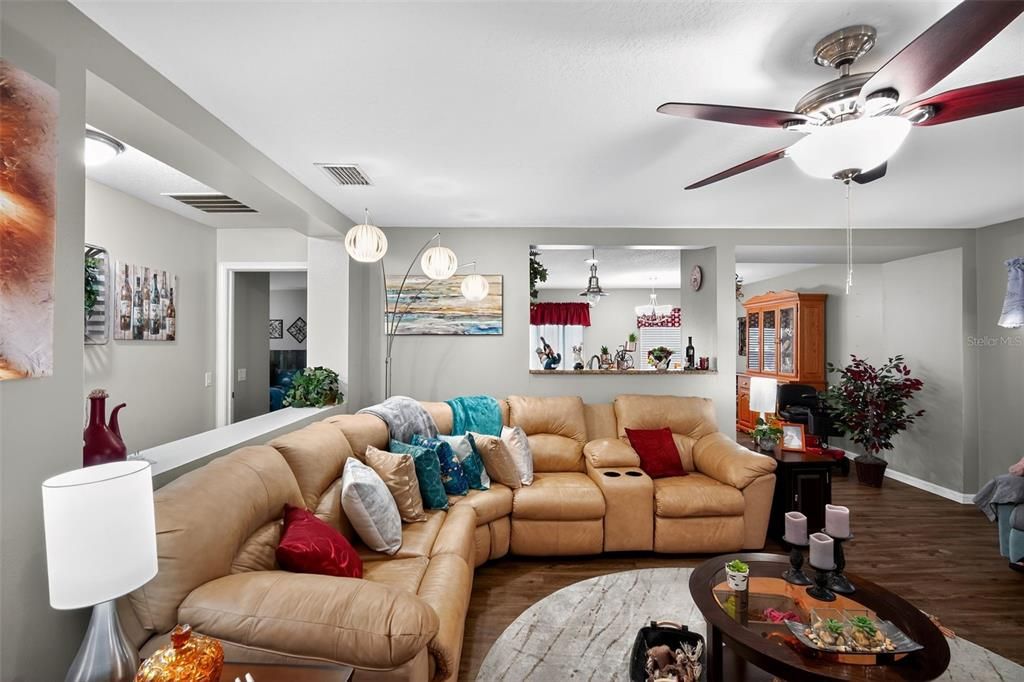 На продажу: $289,000 (3 спален, 2 ванн, 1695 Квадратных фут)