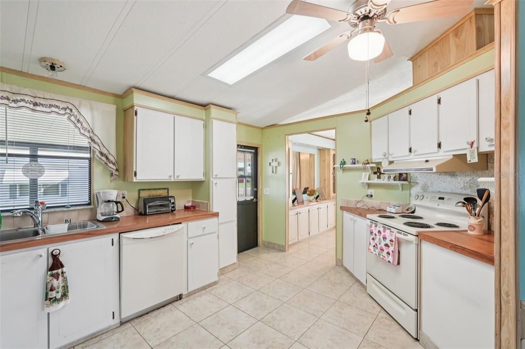 Под контрактом: $162,000 (2 спален, 2 ванн, 1125 Квадратных фут)