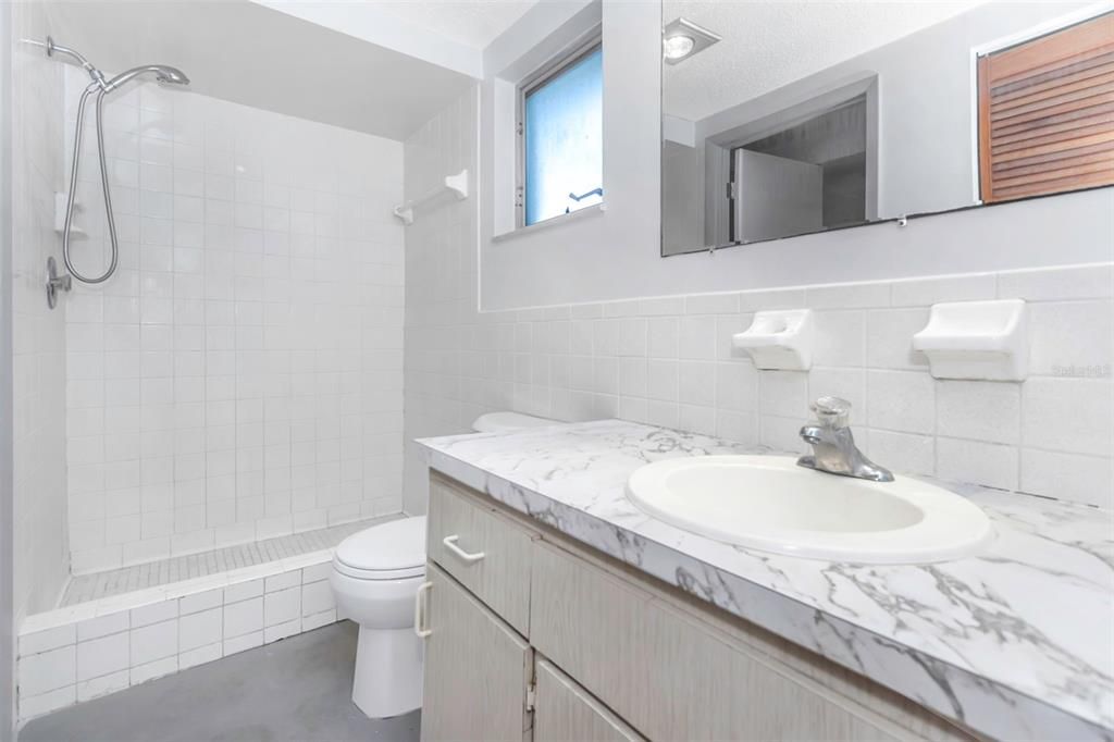 合同活跃: $199,000 (2 贝兹, 2 浴室, 1185 平方英尺)