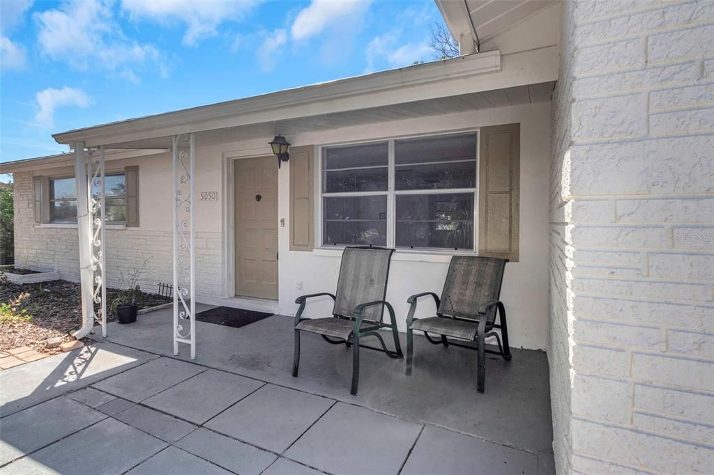 合同活跃: $199,000 (2 贝兹, 2 浴室, 1185 平方英尺)