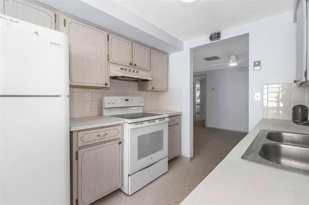 合同活跃: $199,000 (2 贝兹, 2 浴室, 1185 平方英尺)