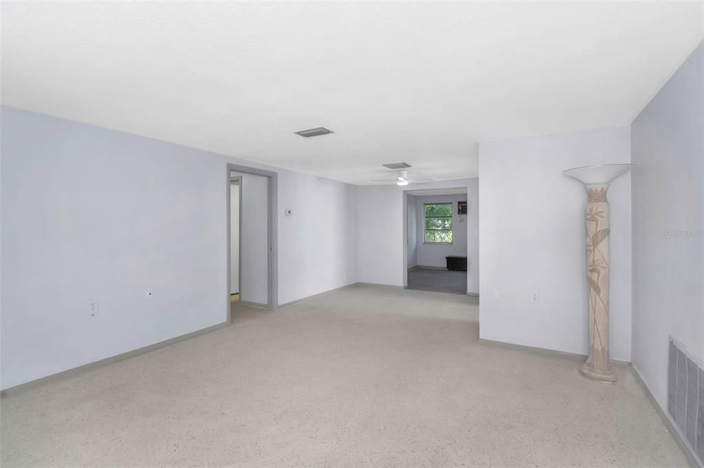 合同活跃: $199,000 (2 贝兹, 2 浴室, 1185 平方英尺)