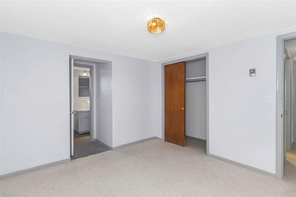 合同活跃: $199,000 (2 贝兹, 2 浴室, 1185 平方英尺)