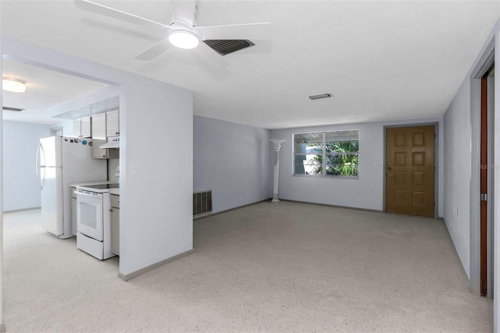 合同活跃: $199,000 (2 贝兹, 2 浴室, 1185 平方英尺)