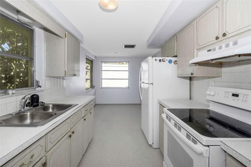 合同活跃: $199,000 (2 贝兹, 2 浴室, 1185 平方英尺)