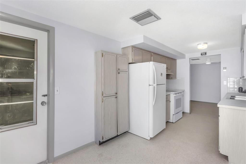 合同活跃: $199,000 (2 贝兹, 2 浴室, 1185 平方英尺)