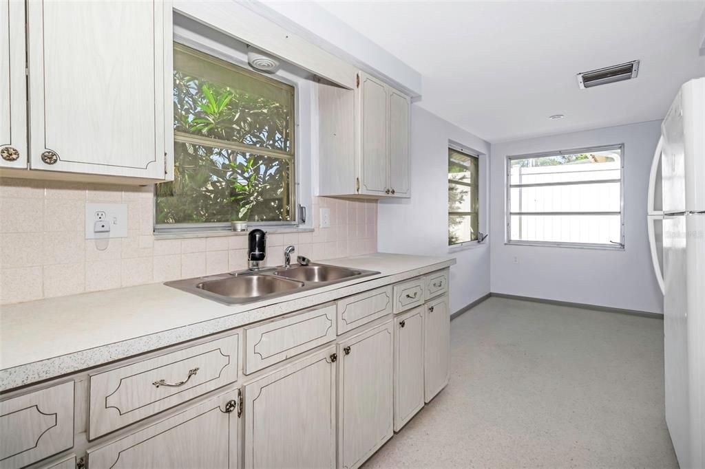 合同活跃: $199,000 (2 贝兹, 2 浴室, 1185 平方英尺)