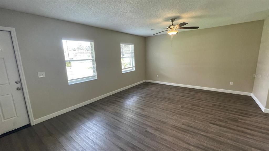 合同活跃: $299,900 (4 贝兹, 1 浴室, 1086 平方英尺)