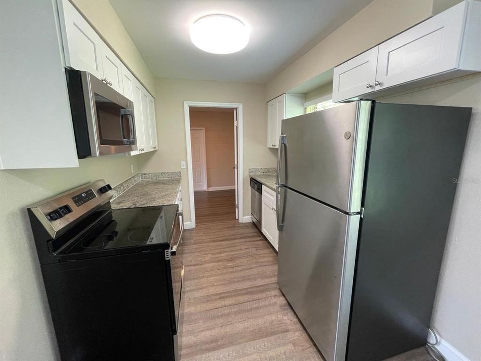 合同活跃: $299,900 (4 贝兹, 1 浴室, 1086 平方英尺)