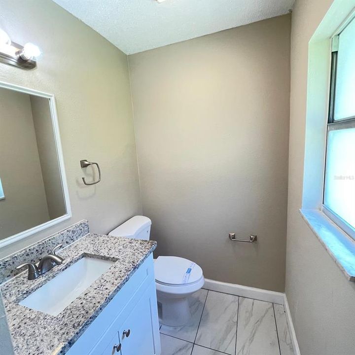 合同活跃: $299,900 (4 贝兹, 1 浴室, 1086 平方英尺)