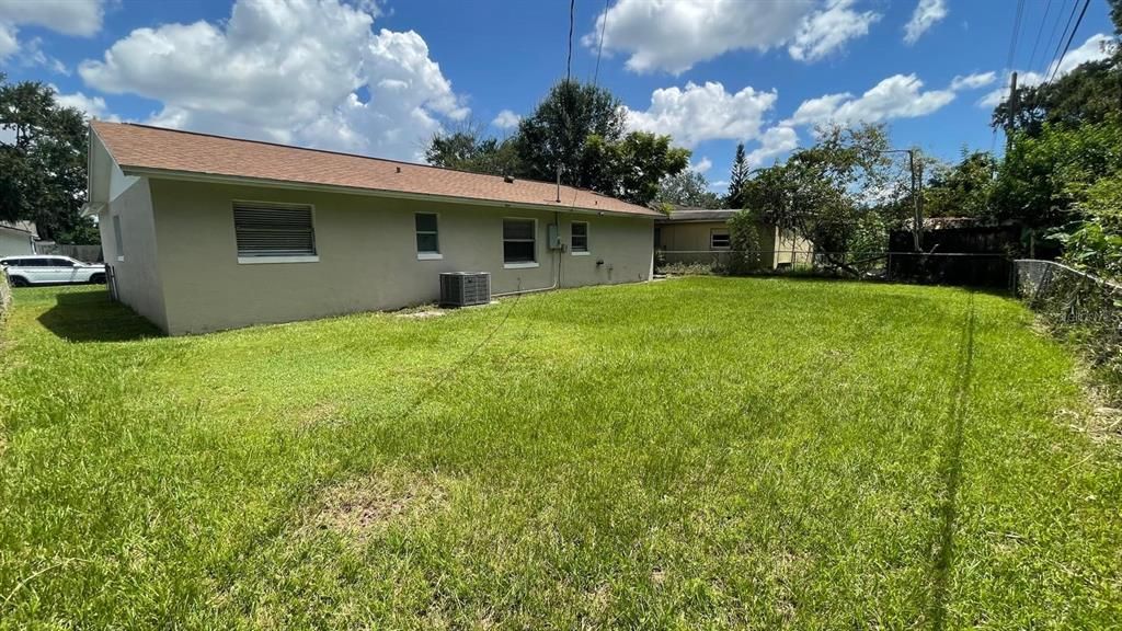 合同活跃: $299,900 (4 贝兹, 1 浴室, 1086 平方英尺)