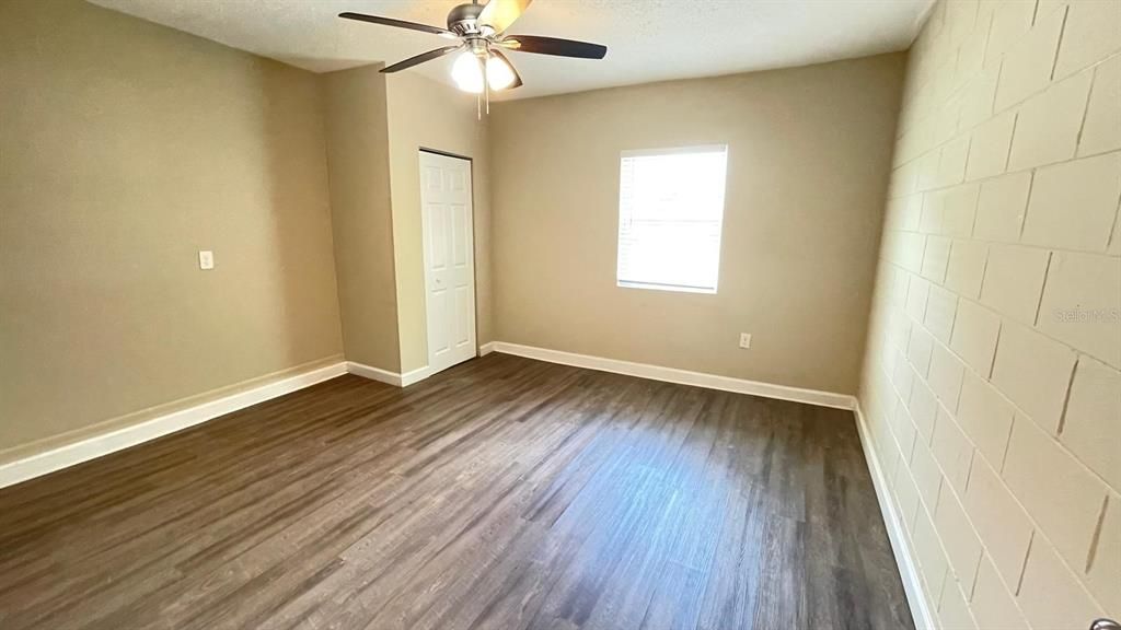 合同活跃: $299,900 (4 贝兹, 1 浴室, 1086 平方英尺)