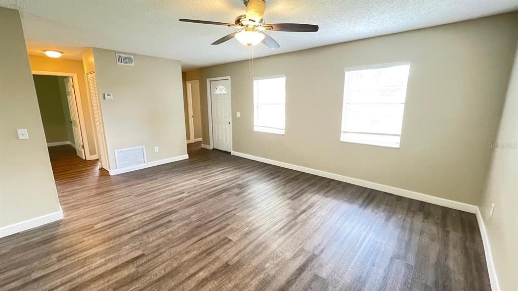 合同活跃: $299,900 (4 贝兹, 1 浴室, 1086 平方英尺)