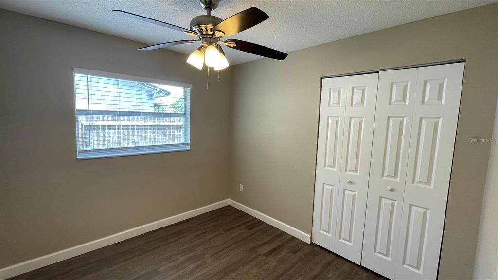 合同活跃: $299,900 (4 贝兹, 1 浴室, 1086 平方英尺)