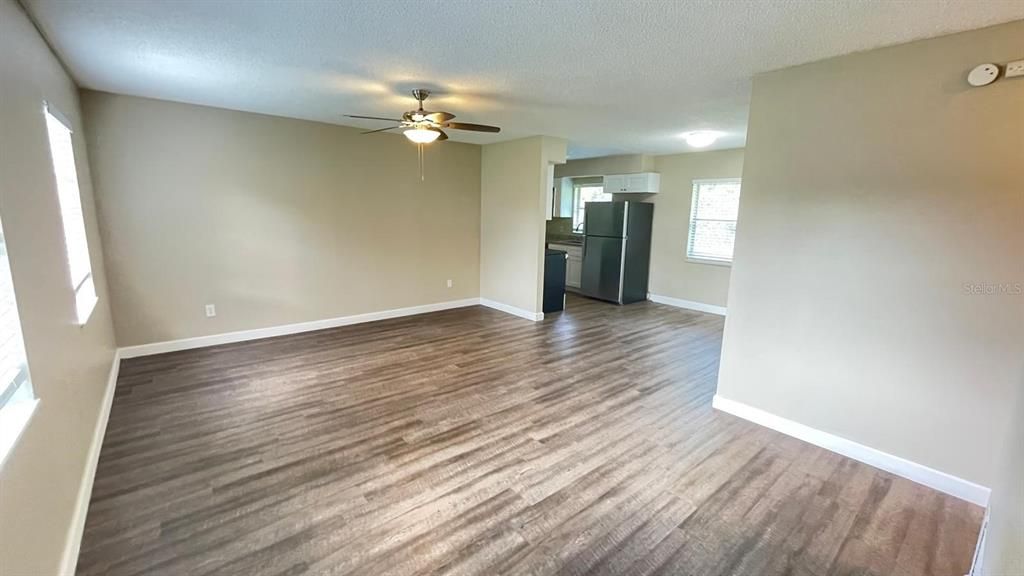 合同活跃: $299,900 (4 贝兹, 1 浴室, 1086 平方英尺)