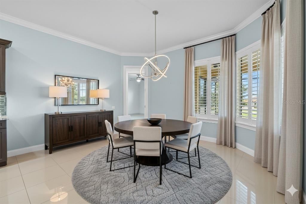 合同活跃: $699,998 (4 贝兹, 3 浴室, 2700 平方英尺)