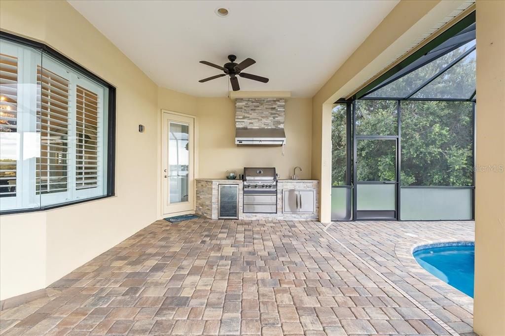 合同活跃: $699,998 (4 贝兹, 3 浴室, 2700 平方英尺)