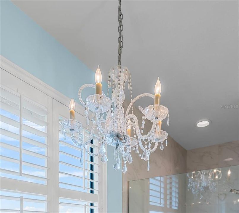 合同活跃: $699,998 (4 贝兹, 3 浴室, 2700 平方英尺)