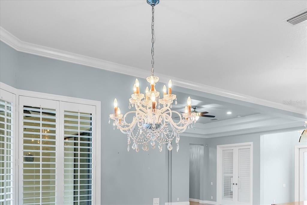 合同活跃: $699,998 (4 贝兹, 3 浴室, 2700 平方英尺)