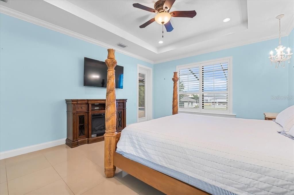 合同活跃: $699,998 (4 贝兹, 3 浴室, 2700 平方英尺)