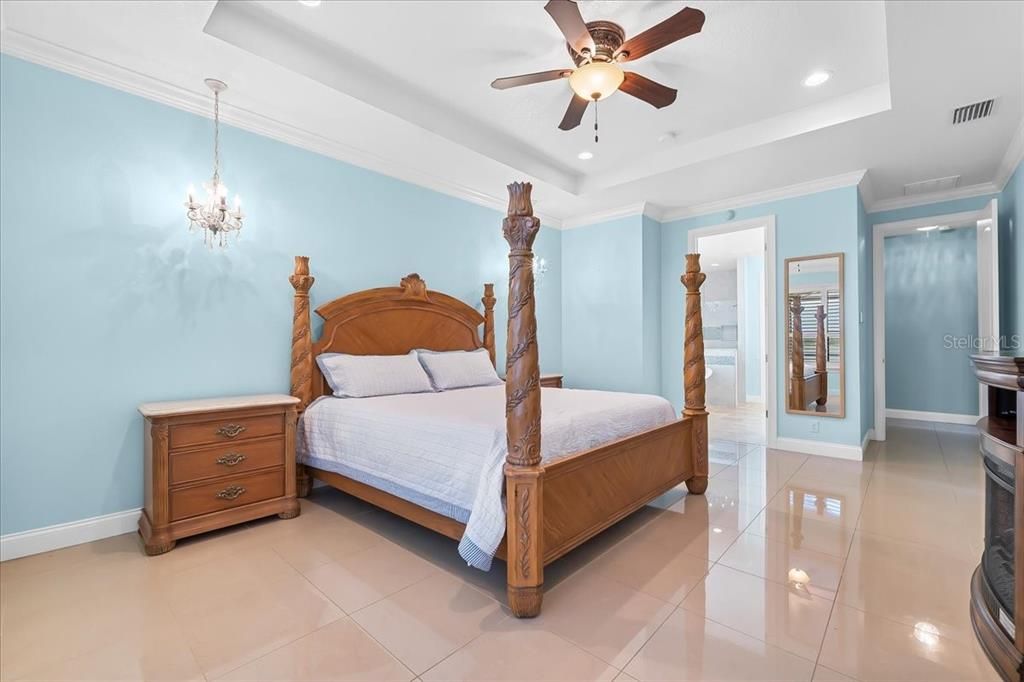 合同活跃: $699,998 (4 贝兹, 3 浴室, 2700 平方英尺)