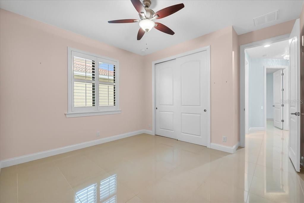 合同活跃: $699,998 (4 贝兹, 3 浴室, 2700 平方英尺)