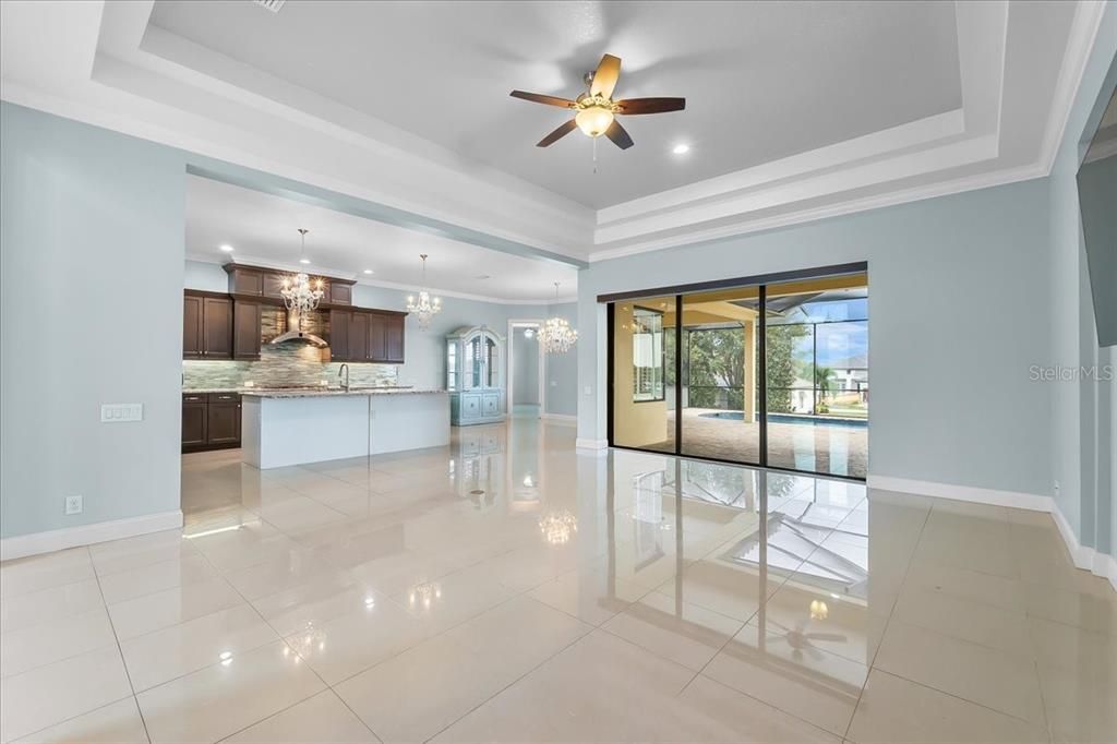 合同活跃: $699,998 (4 贝兹, 3 浴室, 2700 平方英尺)