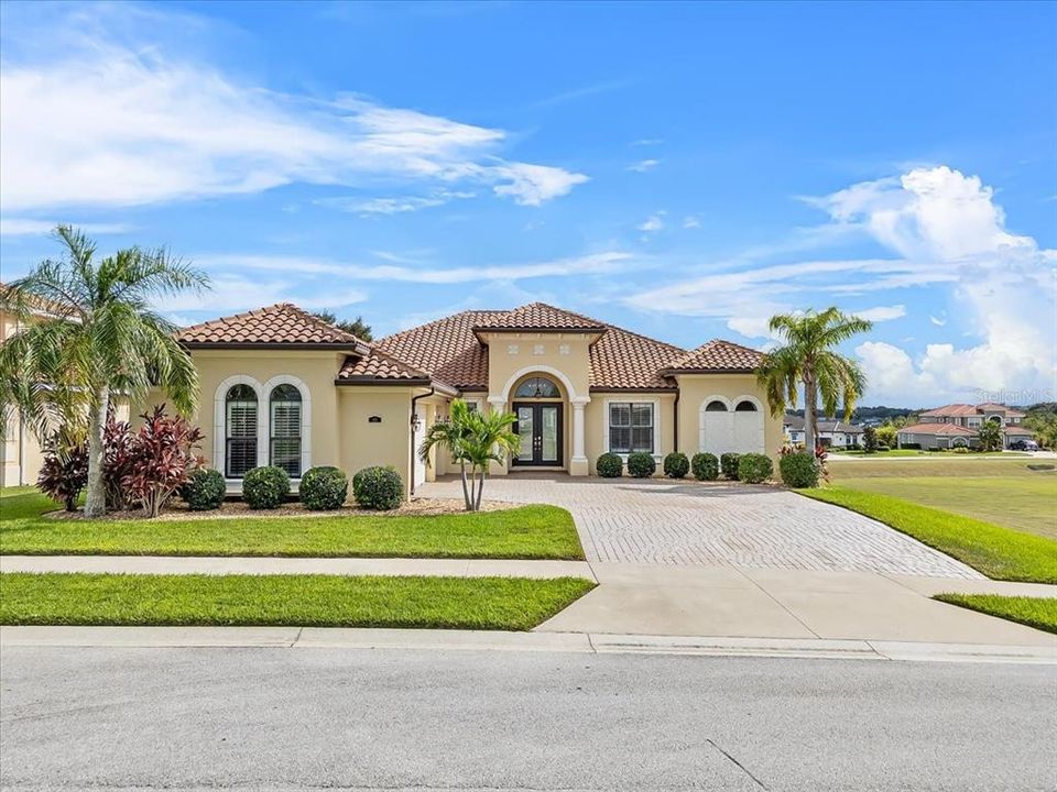 合同活跃: $699,998 (4 贝兹, 3 浴室, 2700 平方英尺)