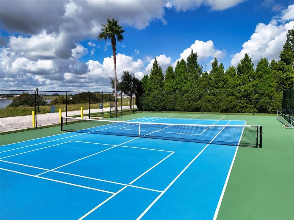 合同活跃: $699,998 (4 贝兹, 3 浴室, 2700 平方英尺)