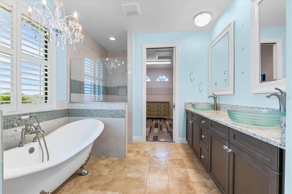 合同活跃: $699,998 (4 贝兹, 3 浴室, 2700 平方英尺)