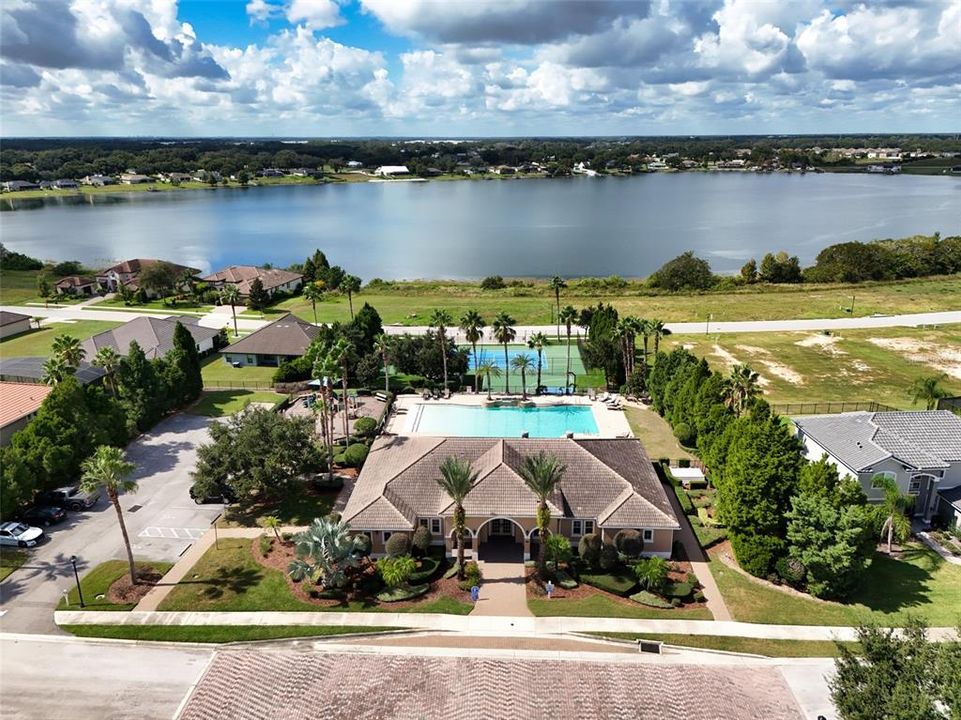 合同活跃: $699,998 (4 贝兹, 3 浴室, 2700 平方英尺)