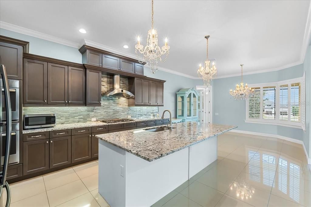 合同活跃: $699,998 (4 贝兹, 3 浴室, 2700 平方英尺)