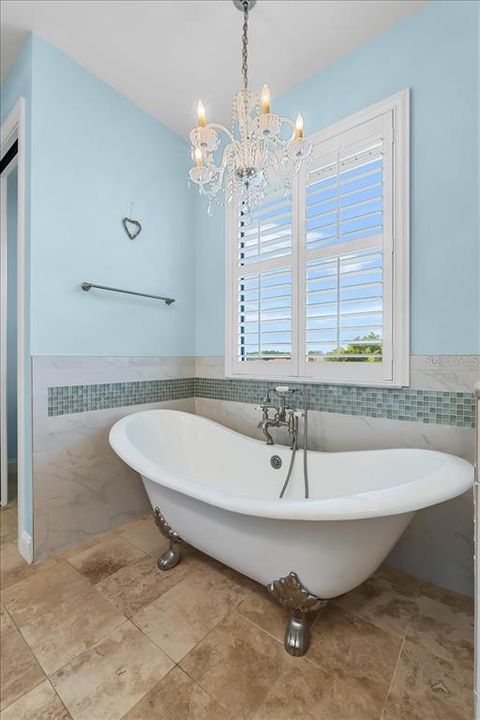 合同活跃: $699,998 (4 贝兹, 3 浴室, 2700 平方英尺)