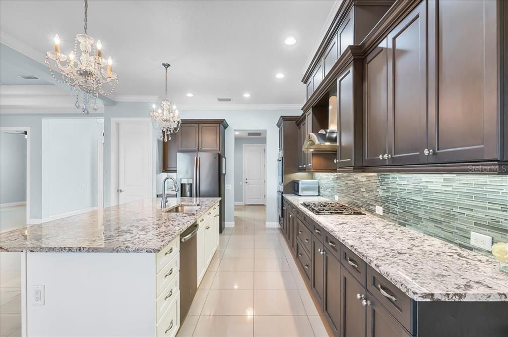 合同活跃: $699,998 (4 贝兹, 3 浴室, 2700 平方英尺)