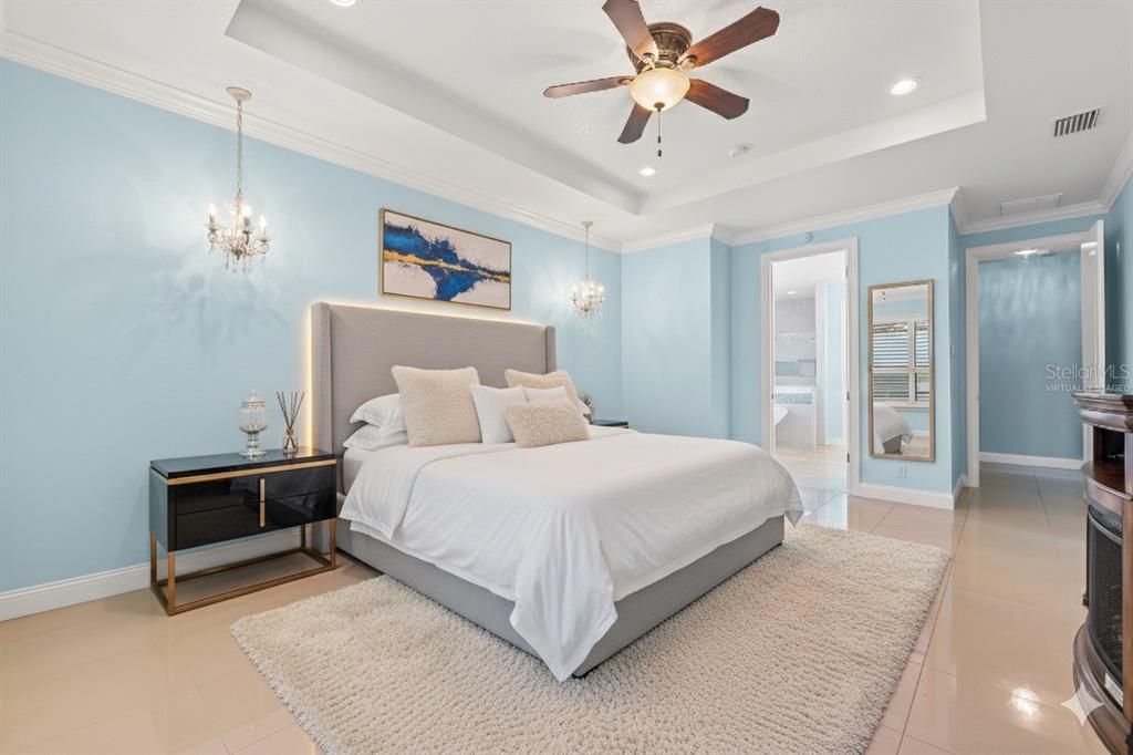 合同活跃: $699,998 (4 贝兹, 3 浴室, 2700 平方英尺)