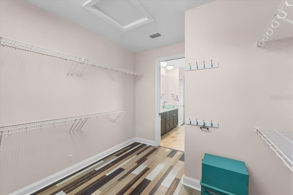 合同活跃: $699,998 (4 贝兹, 3 浴室, 2700 平方英尺)