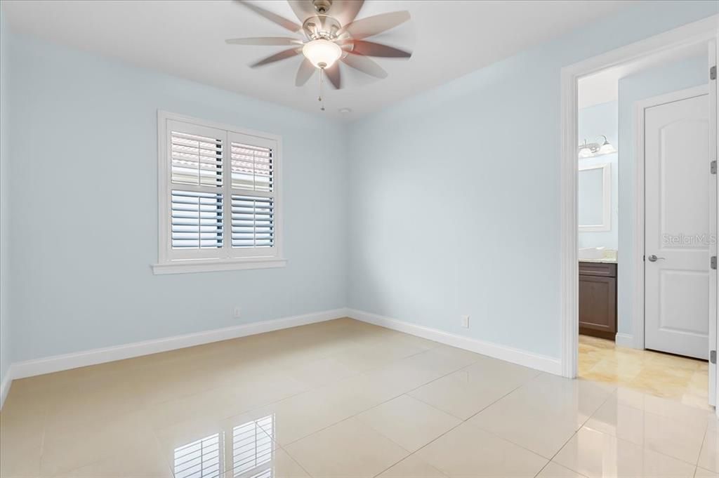 合同活跃: $699,998 (4 贝兹, 3 浴室, 2700 平方英尺)