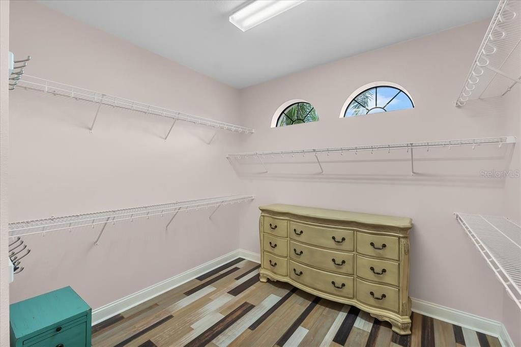 合同活跃: $699,998 (4 贝兹, 3 浴室, 2700 平方英尺)