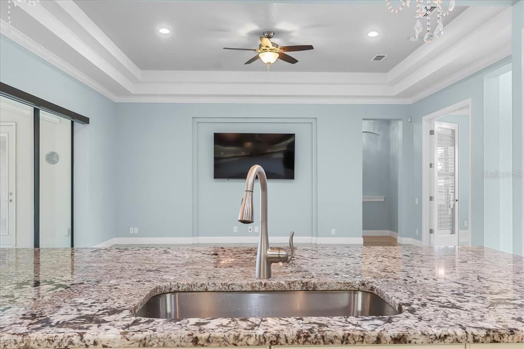 合同活跃: $699,998 (4 贝兹, 3 浴室, 2700 平方英尺)