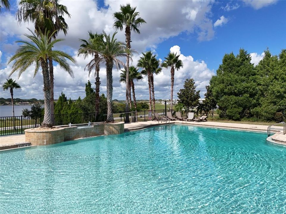 合同活跃: $699,998 (4 贝兹, 3 浴室, 2700 平方英尺)