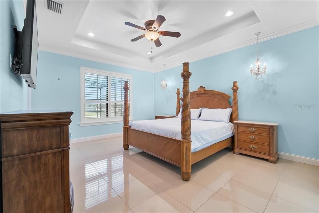 合同活跃: $699,998 (4 贝兹, 3 浴室, 2700 平方英尺)