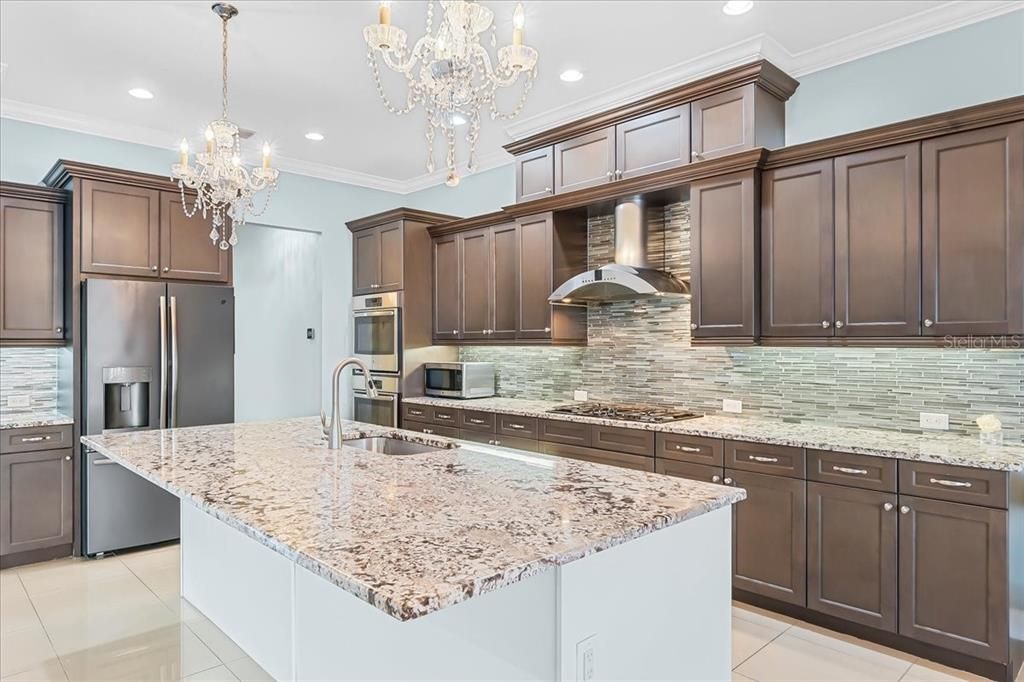 合同活跃: $699,998 (4 贝兹, 3 浴室, 2700 平方英尺)