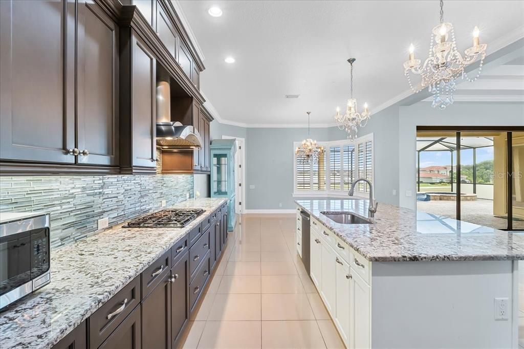 合同活跃: $699,998 (4 贝兹, 3 浴室, 2700 平方英尺)