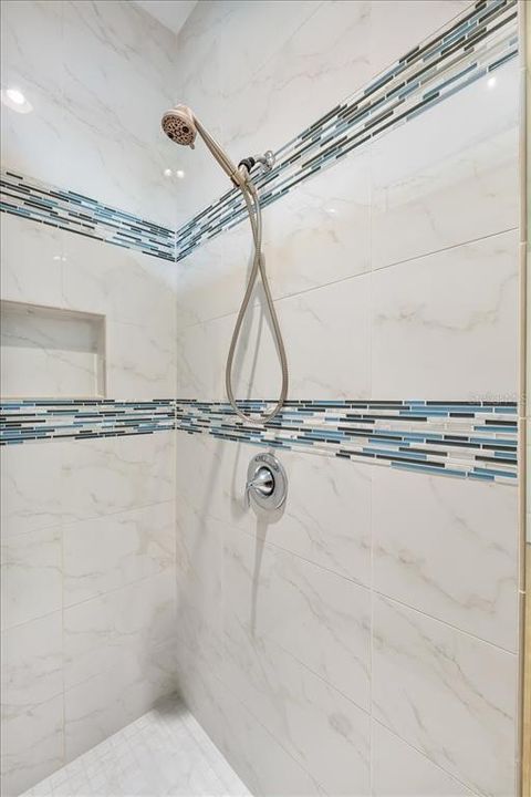 合同活跃: $699,998 (4 贝兹, 3 浴室, 2700 平方英尺)